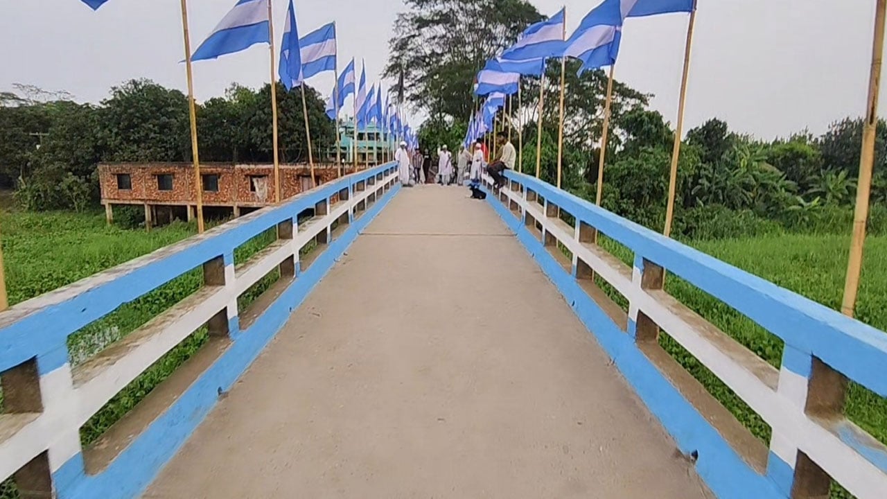 বিশ্বকাপের উন্মাদনায় আর্জেন্টিনার রঙে রাঙানো নন্দীরচরের সেতু