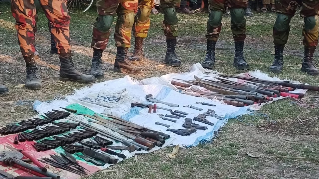 যৌথ বাহিনীর অভিযানে পুকুর থেকে আগ্নেয়াস্ত্র ও দেশীয় অস্ত্র উদ্ধার