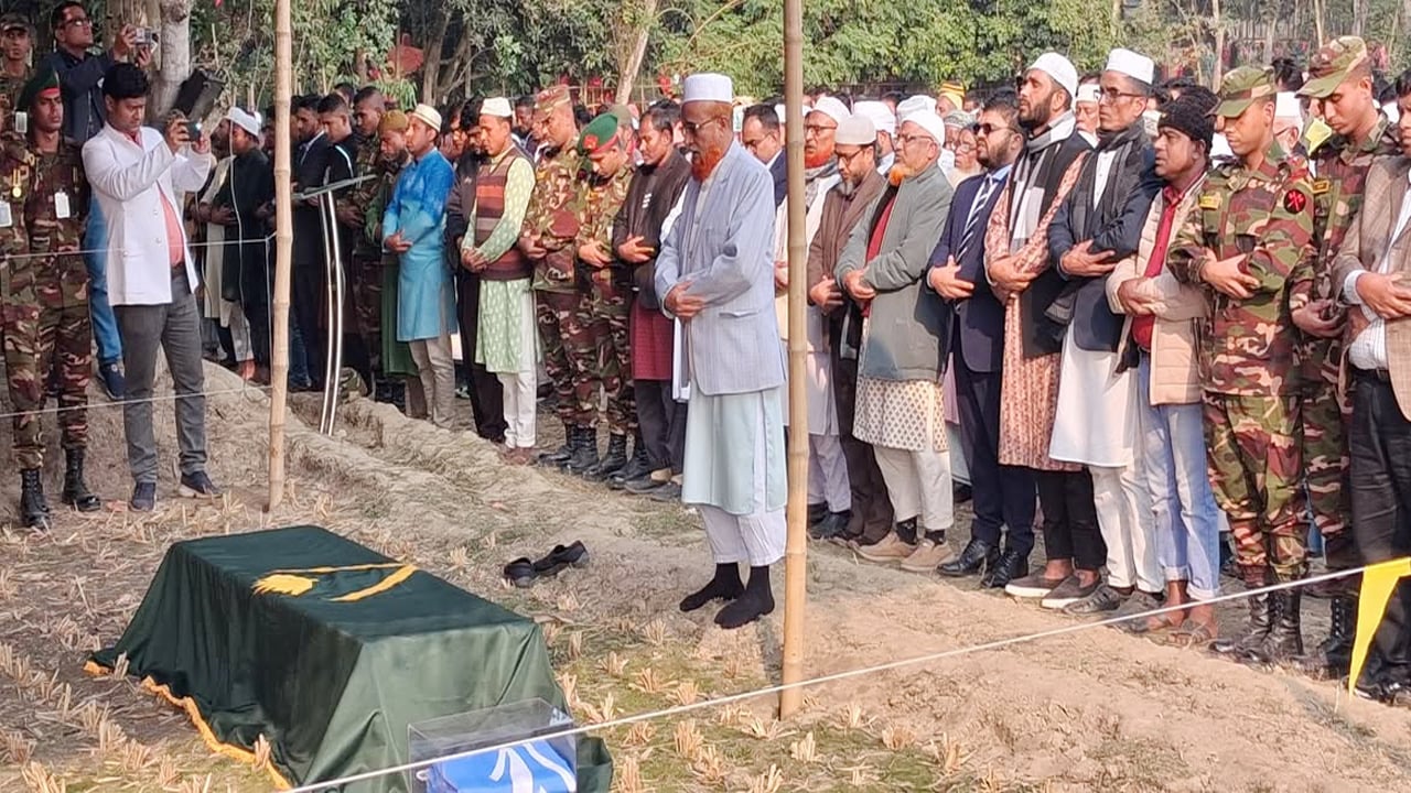 বাবার কবরের পাশে শায়িত হলেন সুদানে নিহত শান্তিরক্ষী শহীদ সবুজ