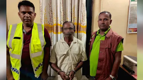 যশোরে ভিডিপি দলনেতাদের সাহসিকতায় ৮ মাসের পলাতক আসামি আটক
