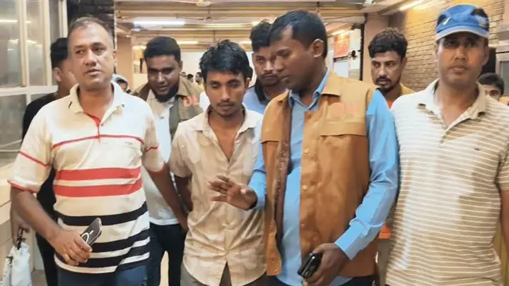 হ্যান্ডকাফসহ পালিয়ে লাইভে, শেষ পর্যন্ত গ্রেপ্তার আসির