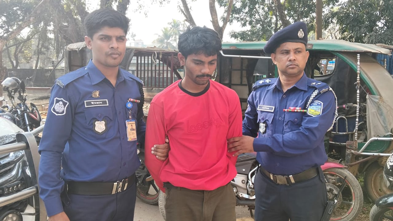 পুলিশ সদস্যকে কুপিয়ে জখম, স্বেচ্ছাসেবক দল নেতার ছেলে গ্রেপ্তার