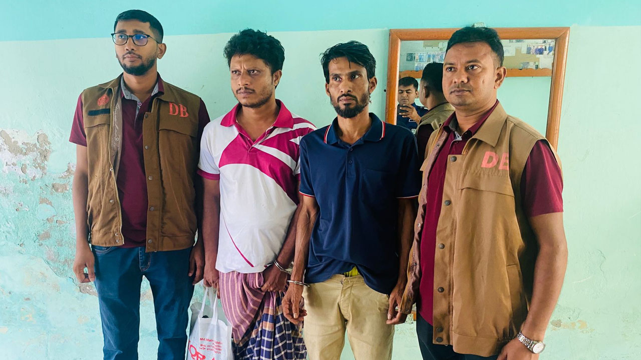 সাবেক ইউপি চেয়ারম্যানের ছেলে ও নৈশ প্রহরী ইয়াবাসহ গ্রেপ্তার