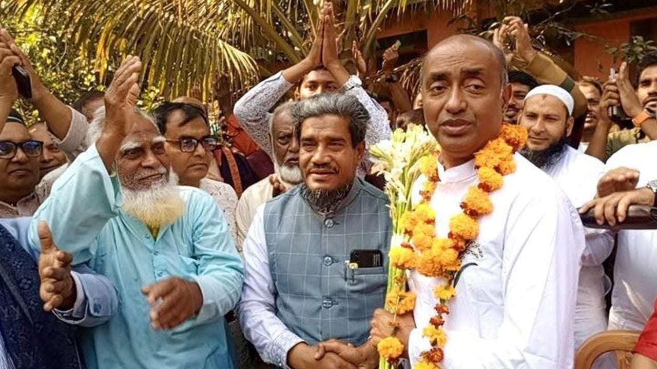 বিজয়ী হয়ে প্রতিদ্বন্দ্বীকে ফুলের তোড়া দিলেন সাবেক অ্যাটর্নি জেনারেল