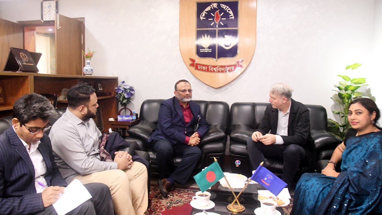 ঢাবি উপাচার্যের সঙ্গে অস্ট্রেলিয়ার অধ্যাপকের সাক্ষাৎ