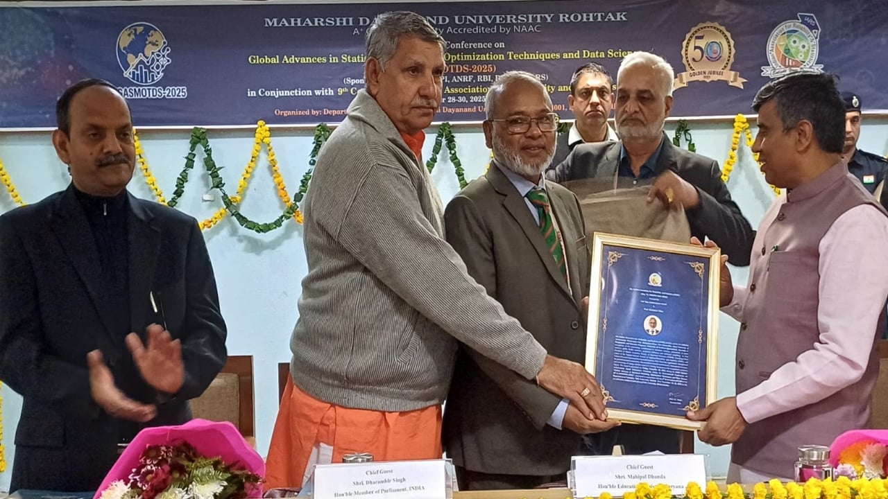 ভারতে আজীবন সম্মাননা পেলেন এইউবি উপাচার্য ড. শাহজাহান