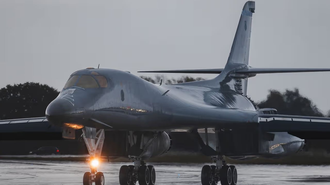 যুক্তরাজ্যের ঘাঁটিতে মার্কিন বি-১ ল্যান্সার বোমারু বিমানের অবতরণ