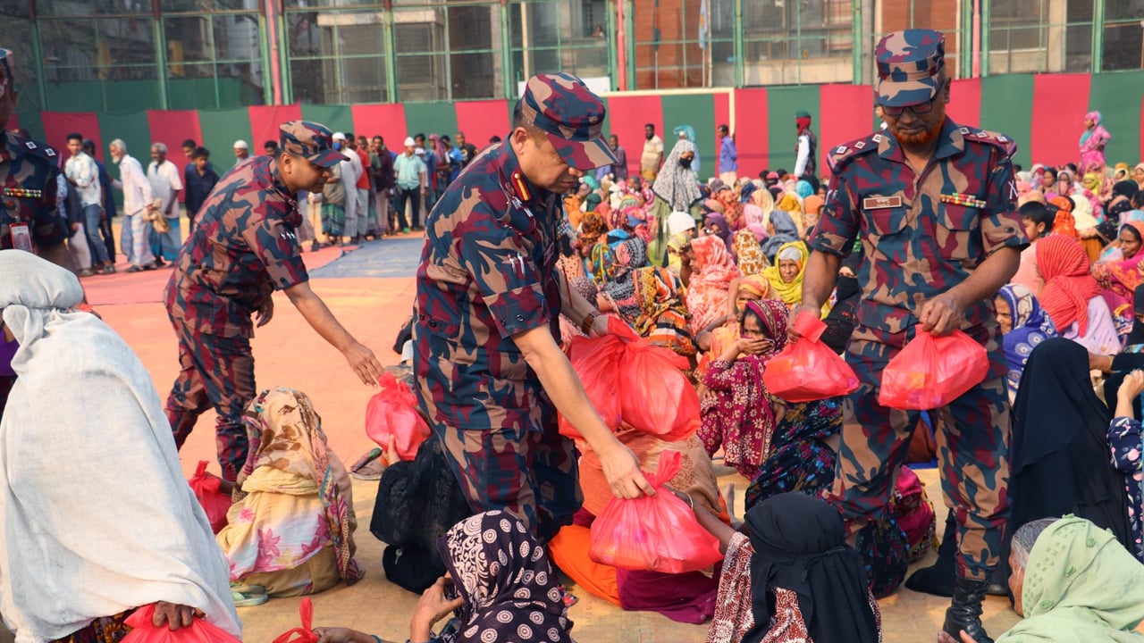 বিজিবির উদ্যোগে রমজান উপলক্ষ্যে ইফতার সামগ্রী বিতরণ