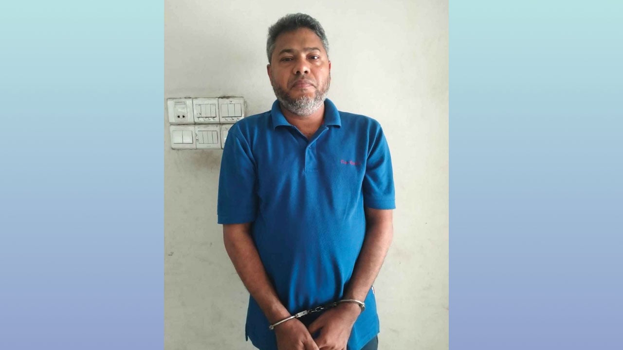 ইমামতি রেখে পালিয়ে যাওয়া বিএনপির বহিষ্কৃত সেই নেতা গ্রেপ্তার