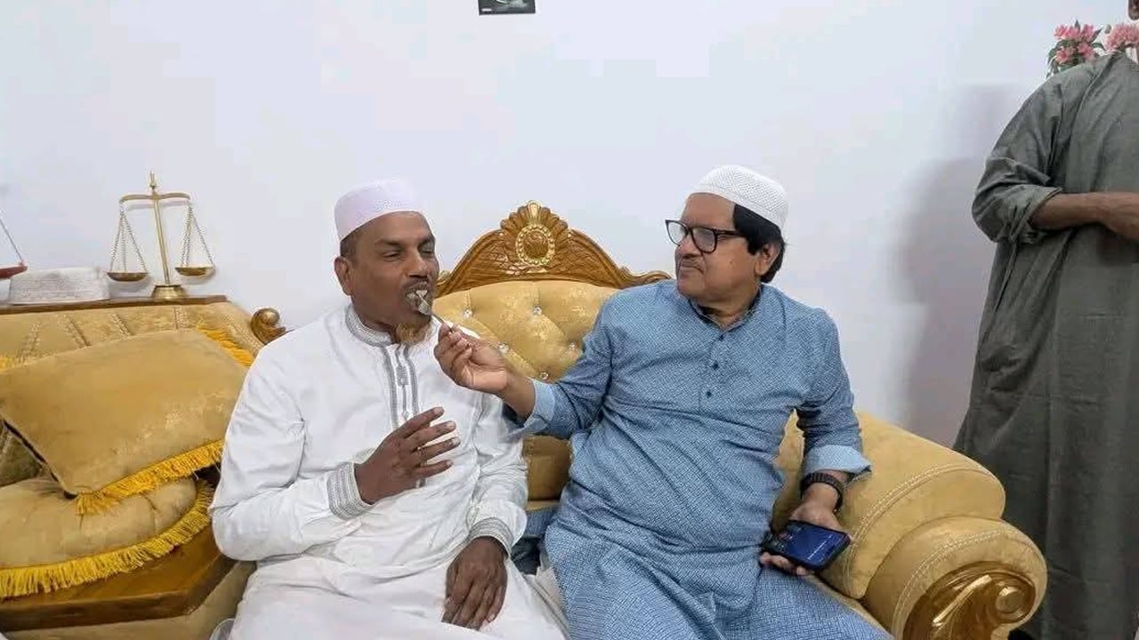 মিষ্টি নিয়ে প্রতিদ্বন্দ্বীর বাড়িতে বিএনপির বিজয়ী প্রার্থী মোস্তাফিজ