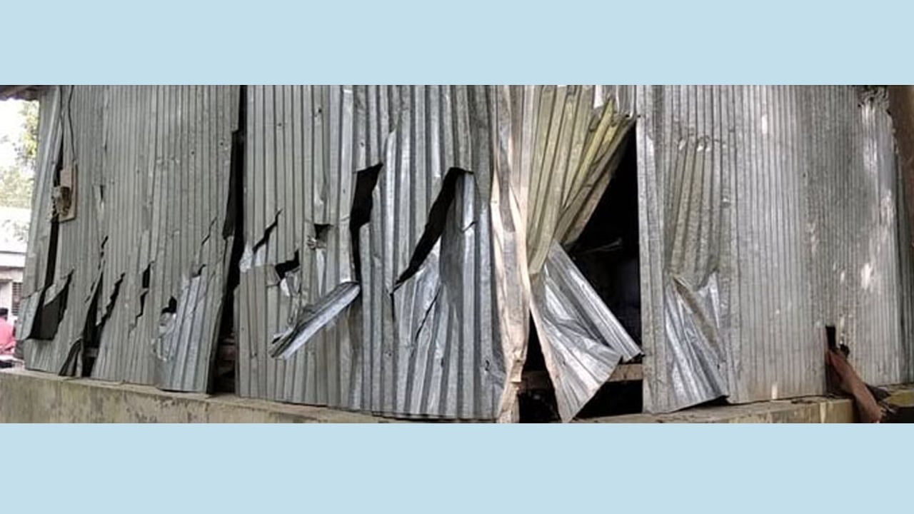 যুবদলের দুই নেতার বাড়িতে হামলা ও অগ্নিসংযোগ