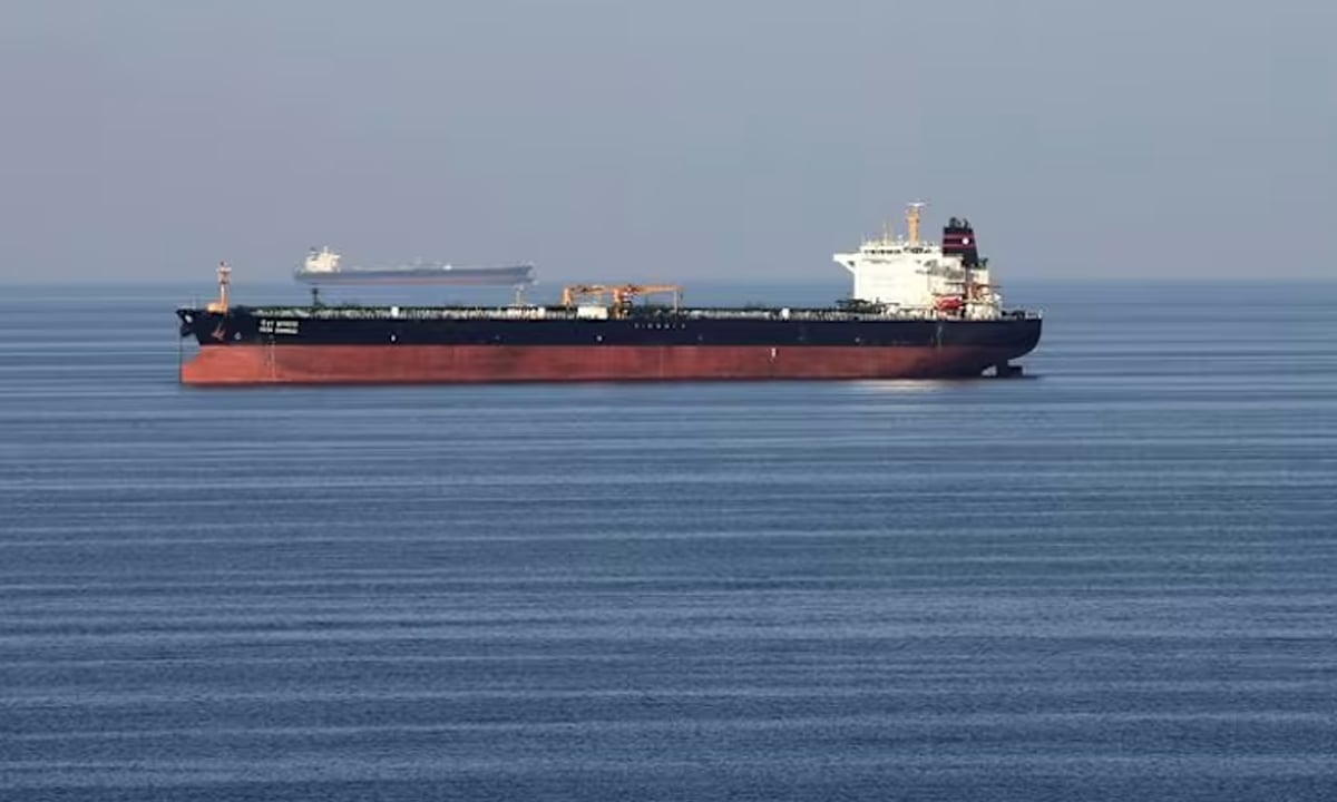 বাহরাইন বন্দরে অজ্ঞাত বস্তুর আঘাত, জাহাজে আগুন