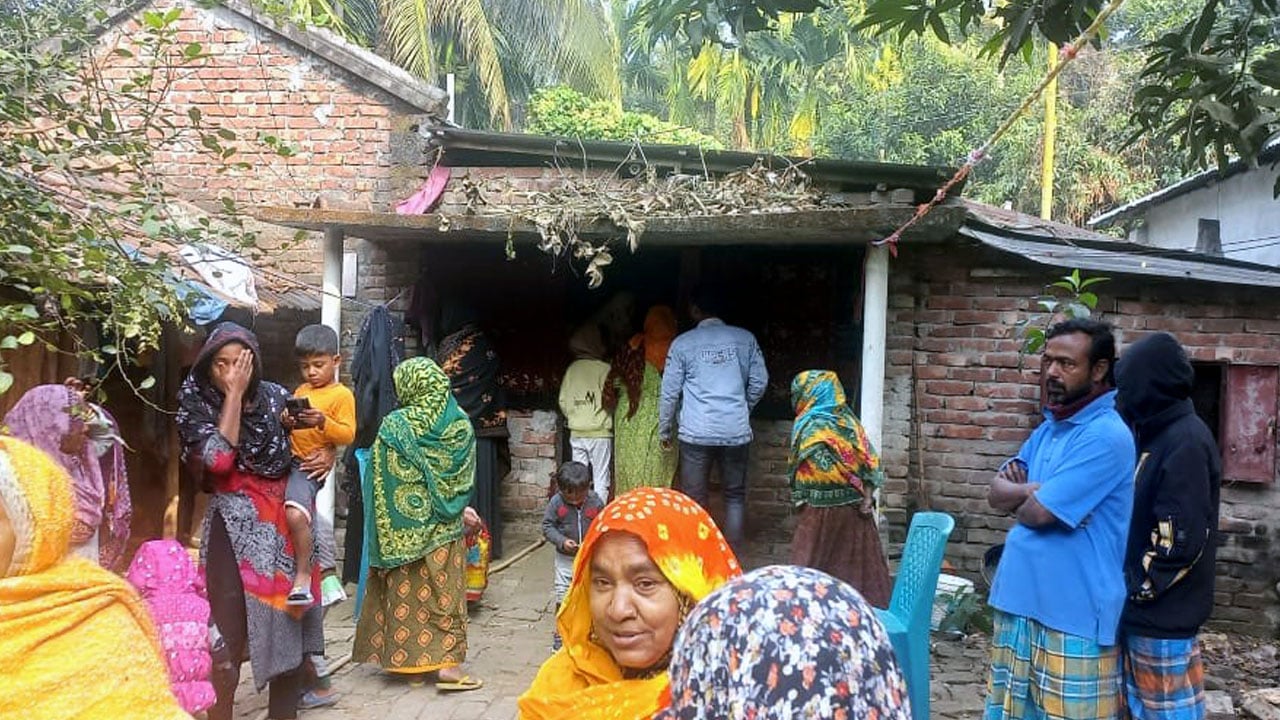 ফরিদপুরে ট্রাক-অ্যাম্বুলেন্সের সংঘর্ষ, ভাই-বোন ও দুলাভাই নিহত