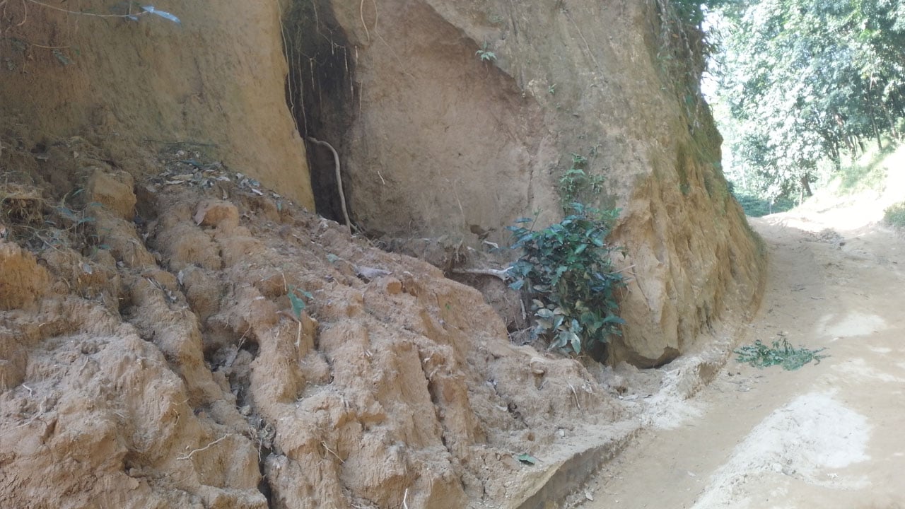 বালু দস্যুদের থাবায় ক্ষত-বিক্ষত পাহাড়ি টিলা ও ছড়া