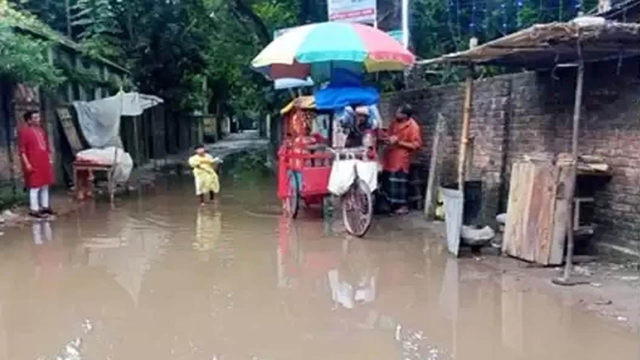 প্রধান সড়কে জলাবদ্ধতায় বাড়ছে দুর্ভোগ, বিপাকে শিক্ষার্থীরা