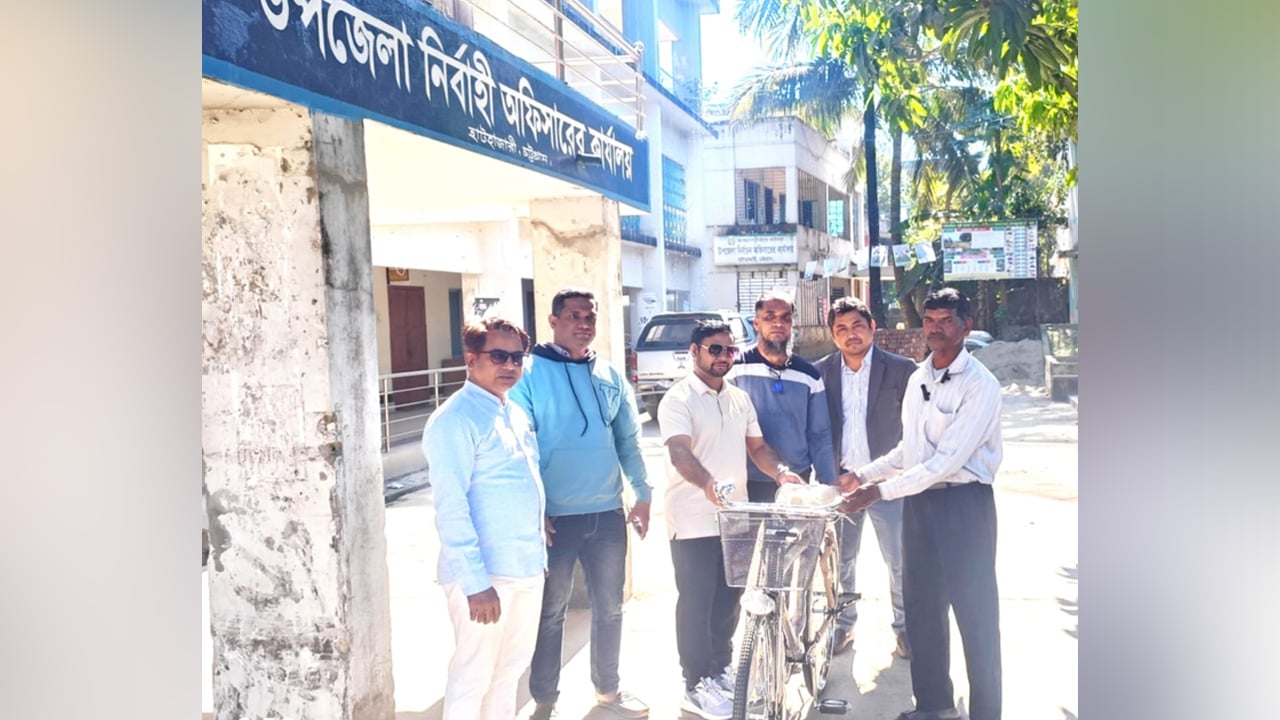 আমার দেশে সংবাদ প্রকাশ: প্রবাসীর দেয়া বাইসাইকেল উপহার পেলেন অজতি কৃষ্ণ