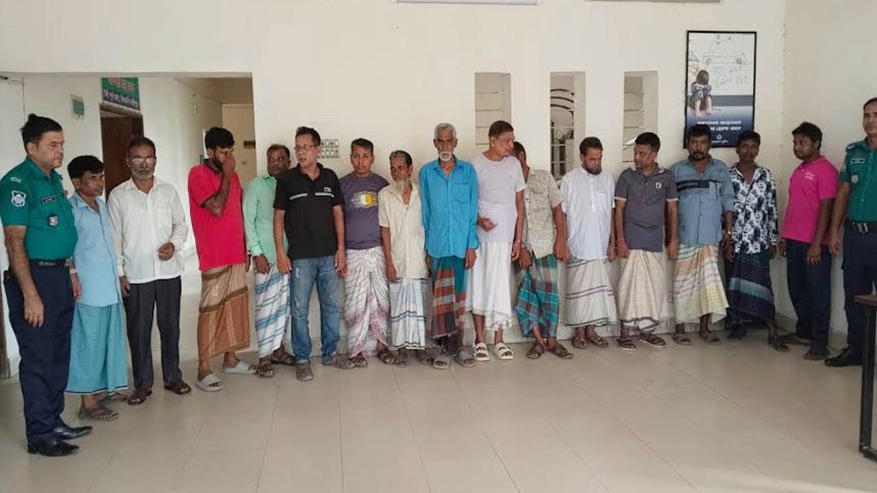 জুয়ার আসরে পুলিশি অভিযানে বিএনপি নেতার বাধা, গ্রেপ্তার ১৫ 
