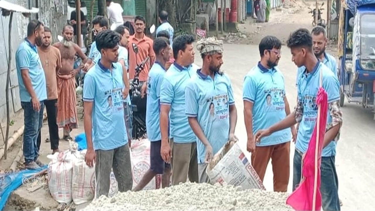 নিজস্ব অর্থায়নে ক্ষতিগ্রস্ত সড়ক সংস্কার করলেন যুবদল নেতা