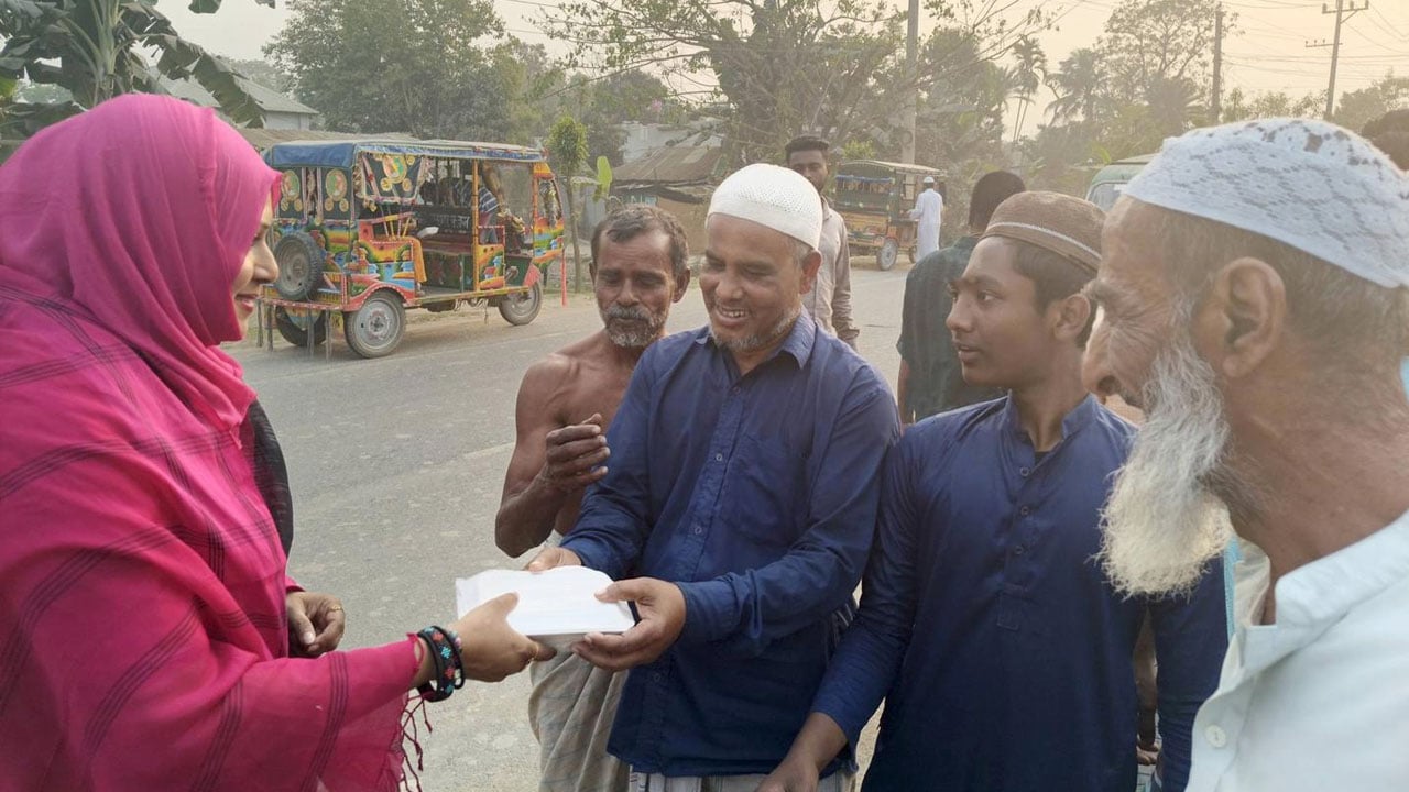 পথে পথে ইফতার বিতরণ করলেন এমপি পত্নী