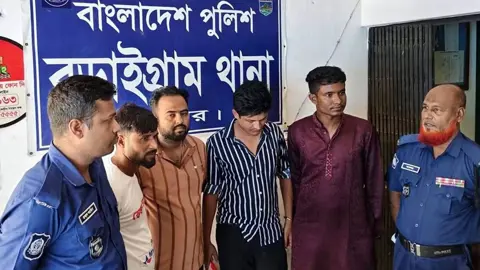 মাছ ব্যবসায়ীর কাছে চাঁদাবাজি, বিএনপি নেতাসহ গ্রেপ্তার ৪
