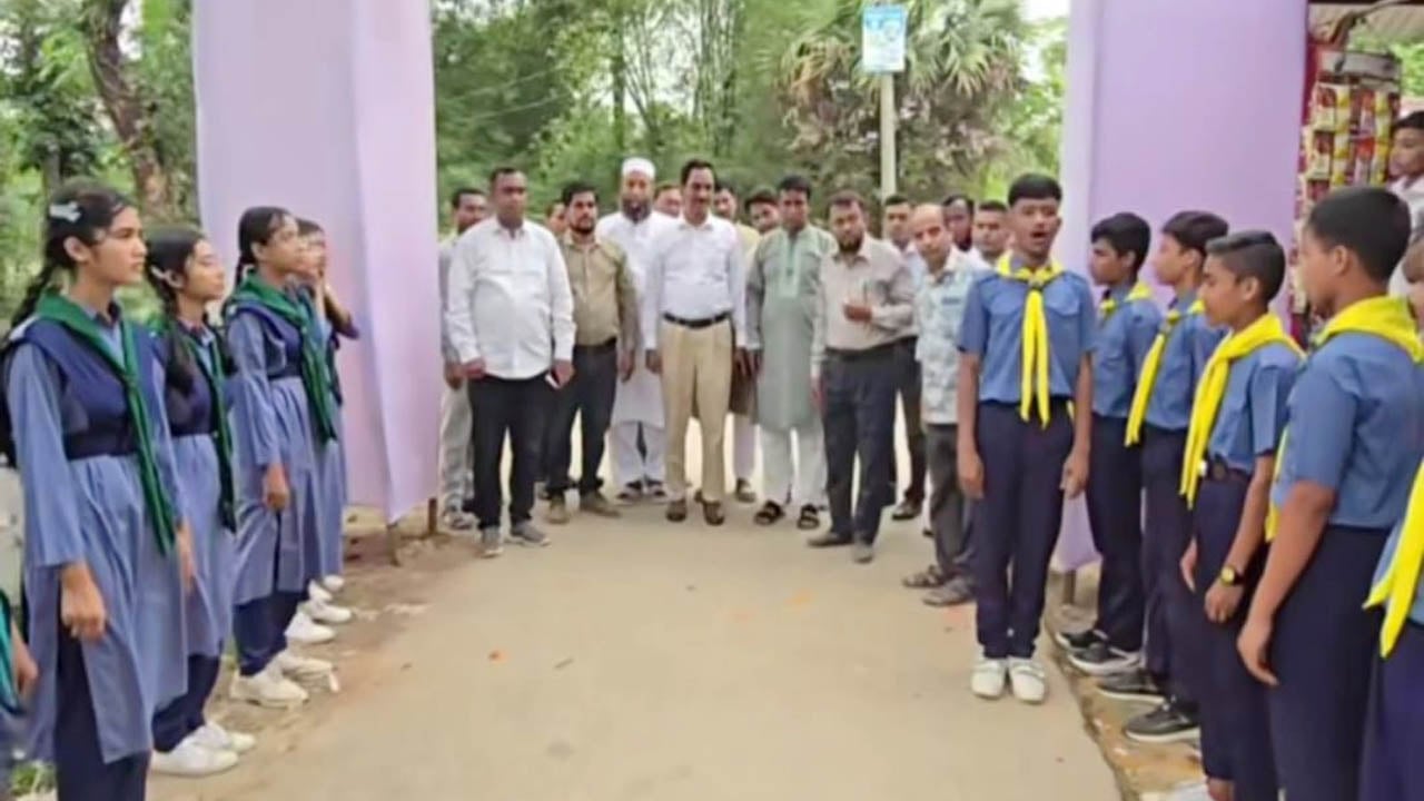 শিক্ষার্থীদের দাঁড় করিয়ে সংবর্ধনা, জেলা পরিষদ প্রশাসককে ঘিরে সমালোচনা