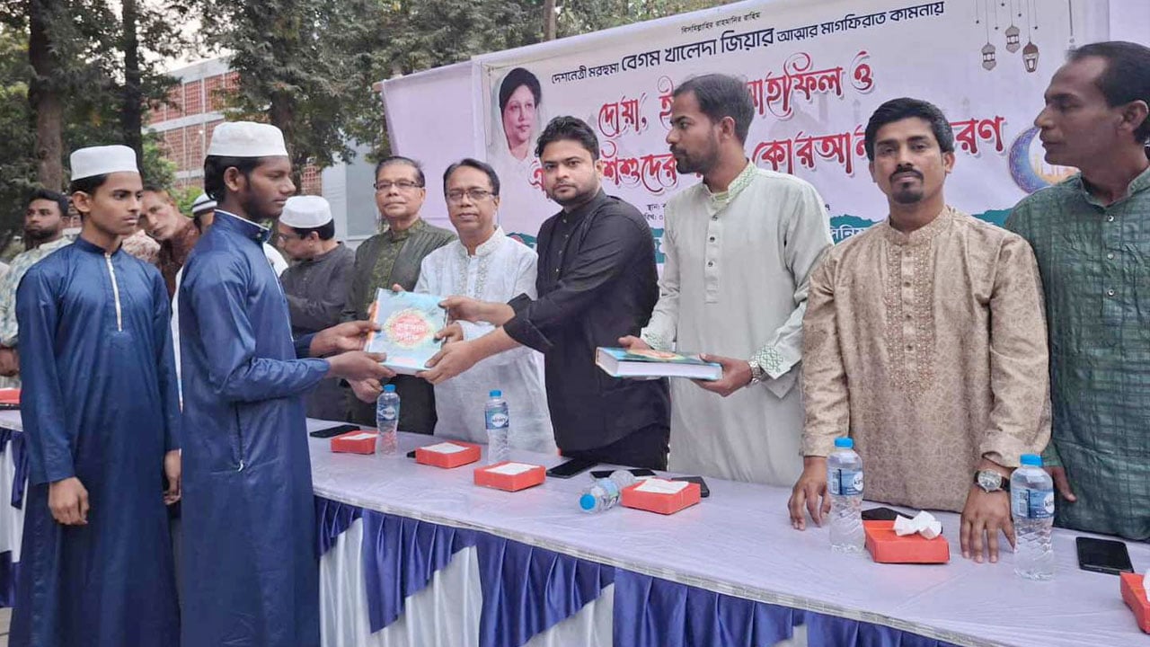 খালেদা জিয়ার স্মরণে রাবিতে এতিমদের সঙ্গে ইফতার, কুরআন বিতরণ ছাত্রদল নেতার