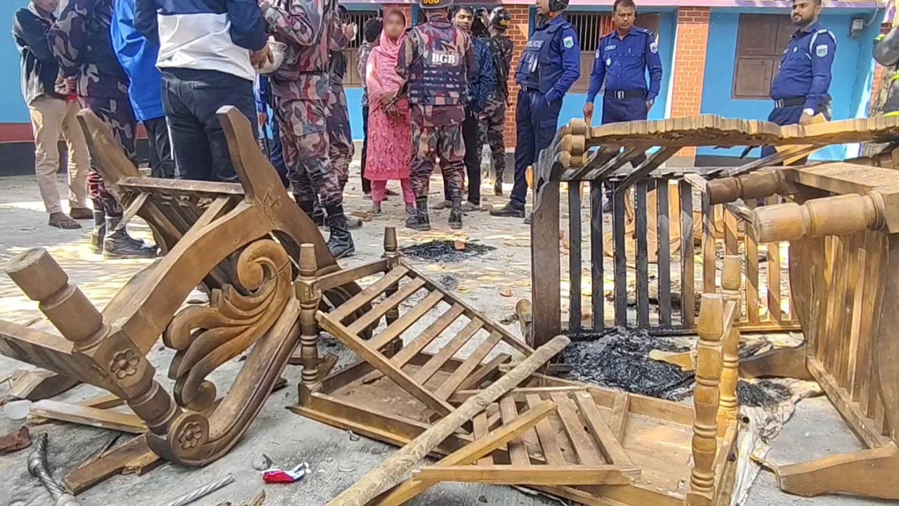 ভোট কম পাওয়া নিয়ে ধাওয়া-পাল্টা ধাওয়া, বাড়ি ভাঙচুর ও অগ্নিসংযোগ