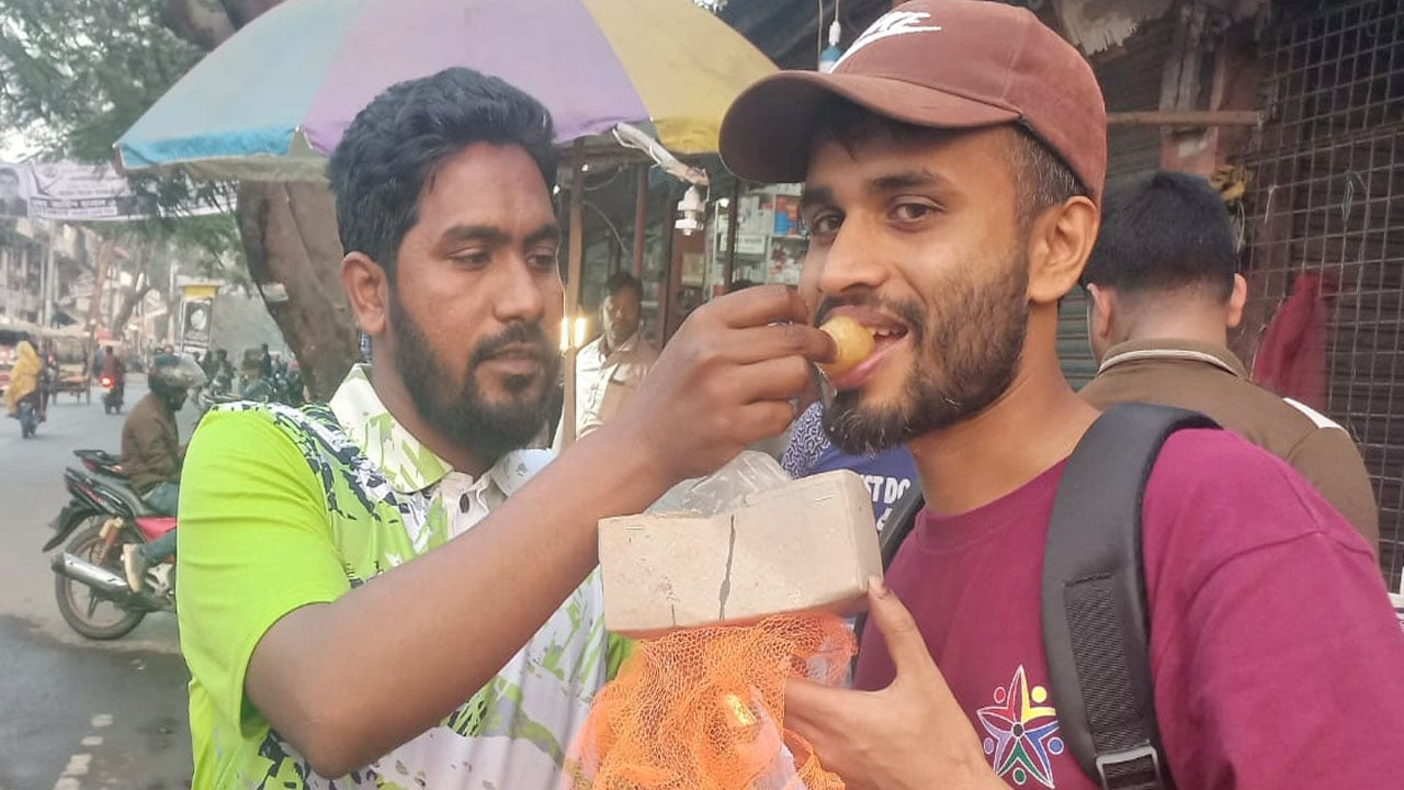 আসাদুল হাবিব দুলুর মন্ত্রী হওয়ার খবরে লালমনিরহাটে মিষ্টি বিতরণ