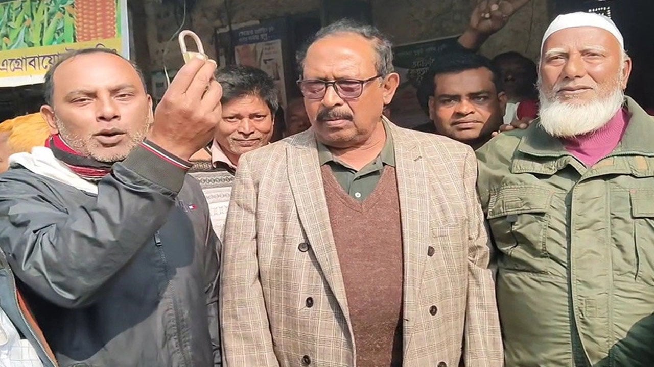 ভোটে জিতেই কার্যক্রম নিষিদ্ধ আ.লীগ অফিস খুলে দিলেন বিএনপি নেতা