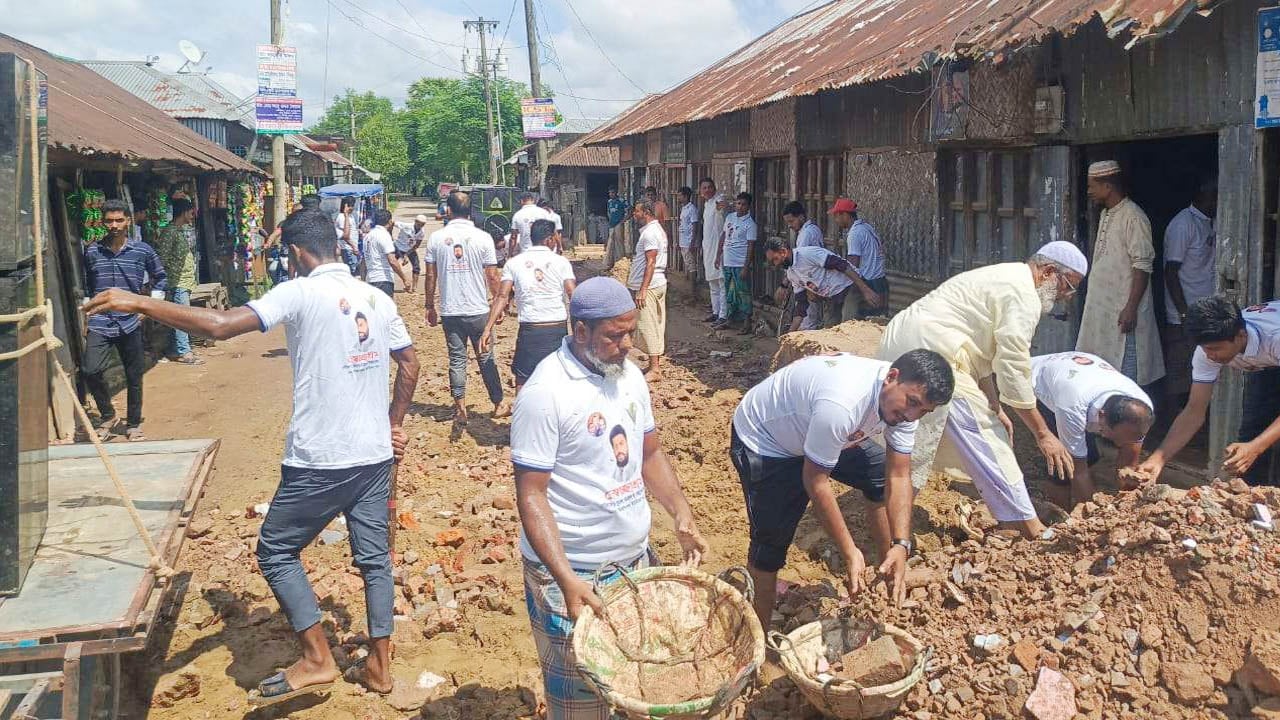 স্বেচ্ছাশ্রমে ভাঙ্গা রাস্তা মেরামত করলো বিএনপি নেতাকর্মীরা