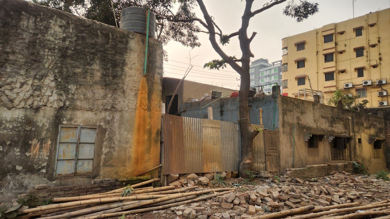 শ্রমিকদল নেতার বিরুদ্ধে প্লট-রাস্তা দখলের অভিযোগ