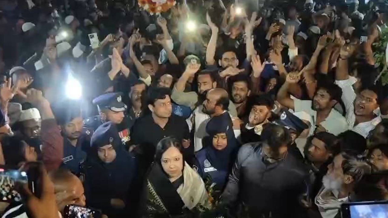 শহীদ মিনারে রুমিন ফারহানাকে বাধা, বিএনপির ১৫০ জনের বিরুদ্ধে মামলা