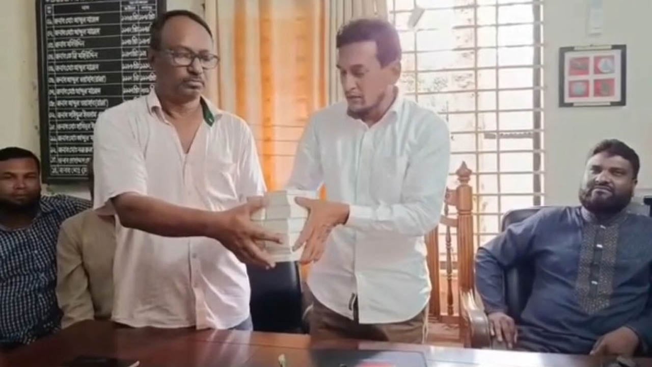ভিজিএফ কার্ড বিতরণে অনিয়ম, বিএনপি নেতাদের হাতে অর্ধেক কার্ড