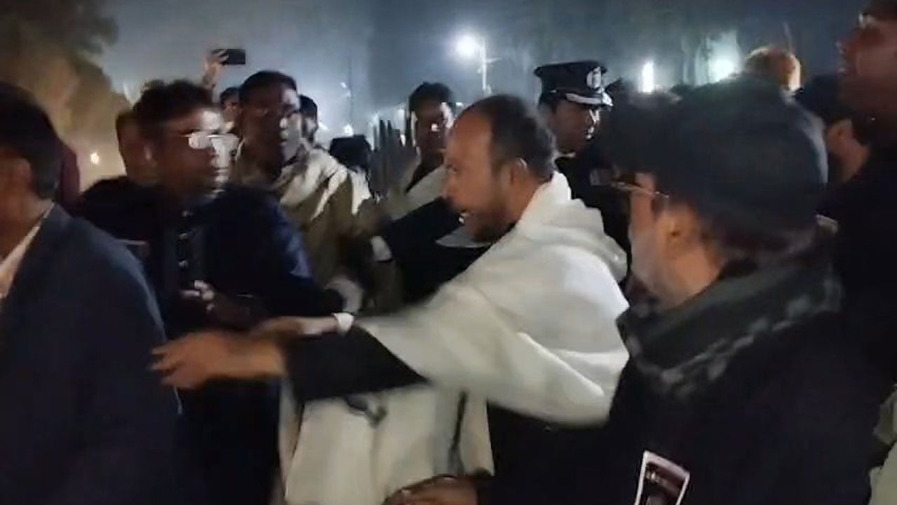 মোনাজাতে শহীদ জিয়ার নাম না নেওয়ায় ছাত্রদলের প্রতিবাদ, হট্টগোল