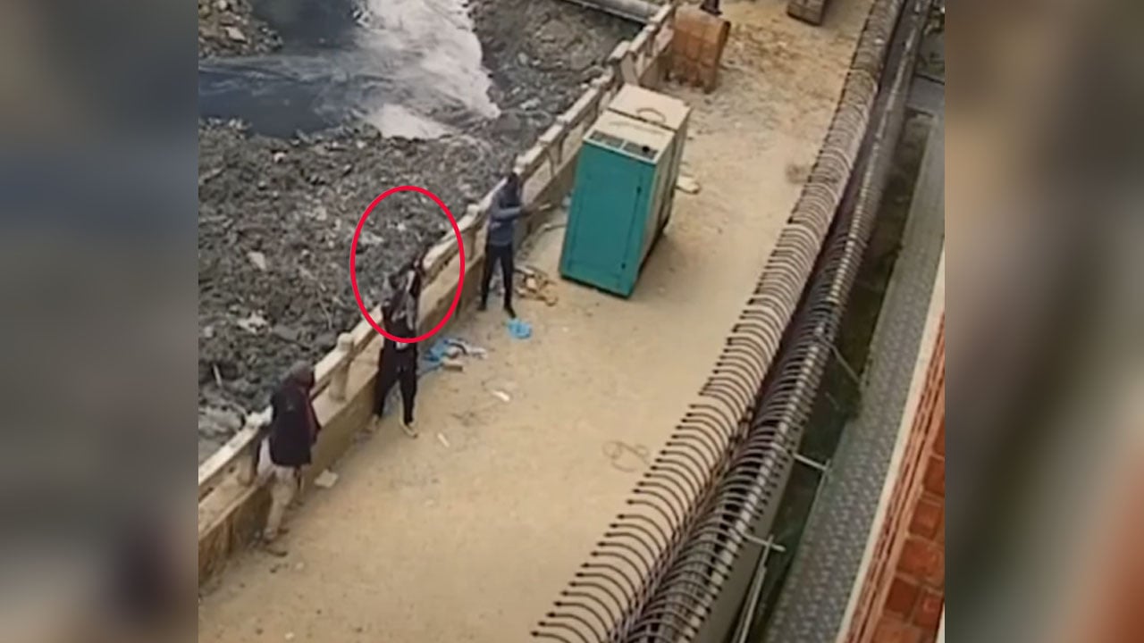 পুলিশি পাহারার মধ্যেই ব্যবসায়ীর বাসায় সন্ত্রাসীদের গুলি