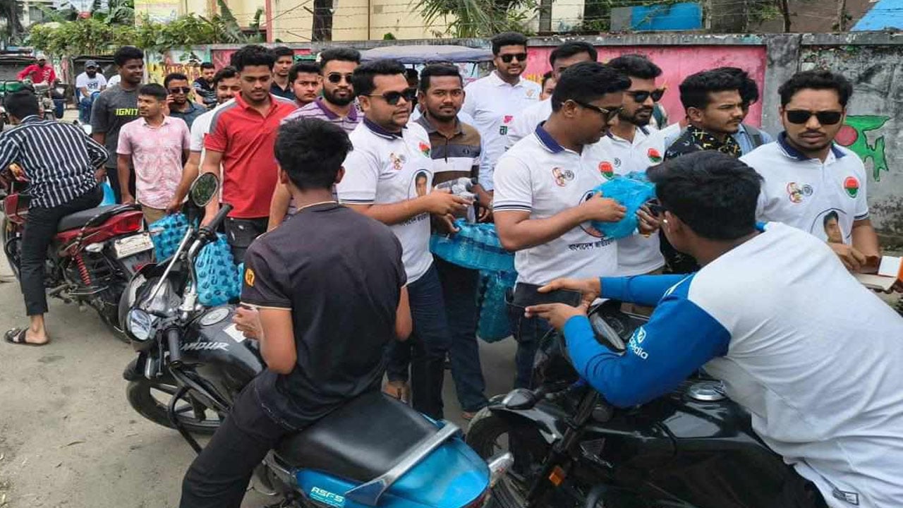 তেলের জন্য লাইনে থাকা বাইকারদের পানি-স্যালাইন বিতরণ ছাত্রদলের