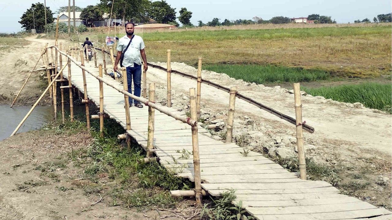 পদ্মার চরে যান চলাচল সহজ করলেন প্রবাসী বিএনপি নেতা