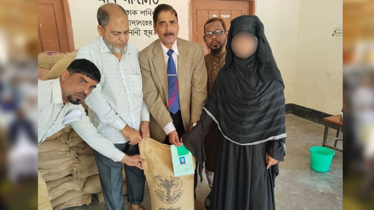 ভিডাব্লিউবি চালের বস্তায় শেখ হাসিনার নাম ঘিরে বিতর্ক