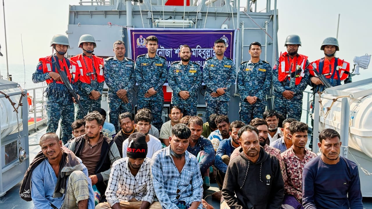 মিয়ানমারে সিমেন্ট পাচারকালে দুটি বোটসহ ২৩ জনকে আটক করল নৌবাহিনী
