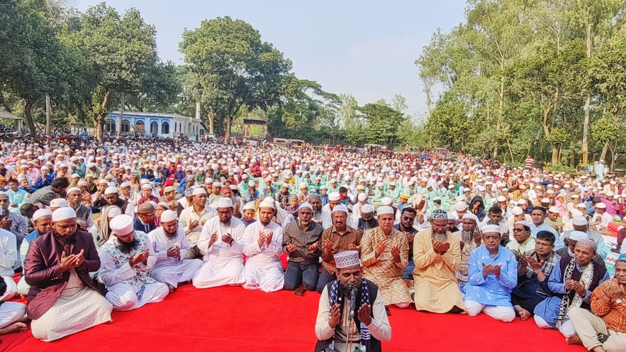 খালেদা জিয়ার সুস্থতা কামনায় দোয়া মাহফিলে মানুষের ঢল