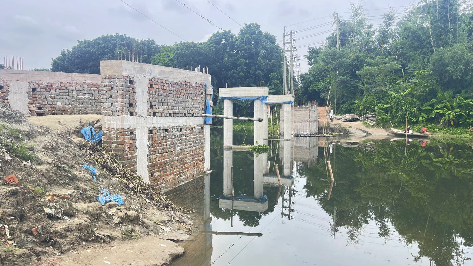 সরকার দেয়নি বলে নিজেরাই সেতু নির্মাণ করছে এলাকাবাসী