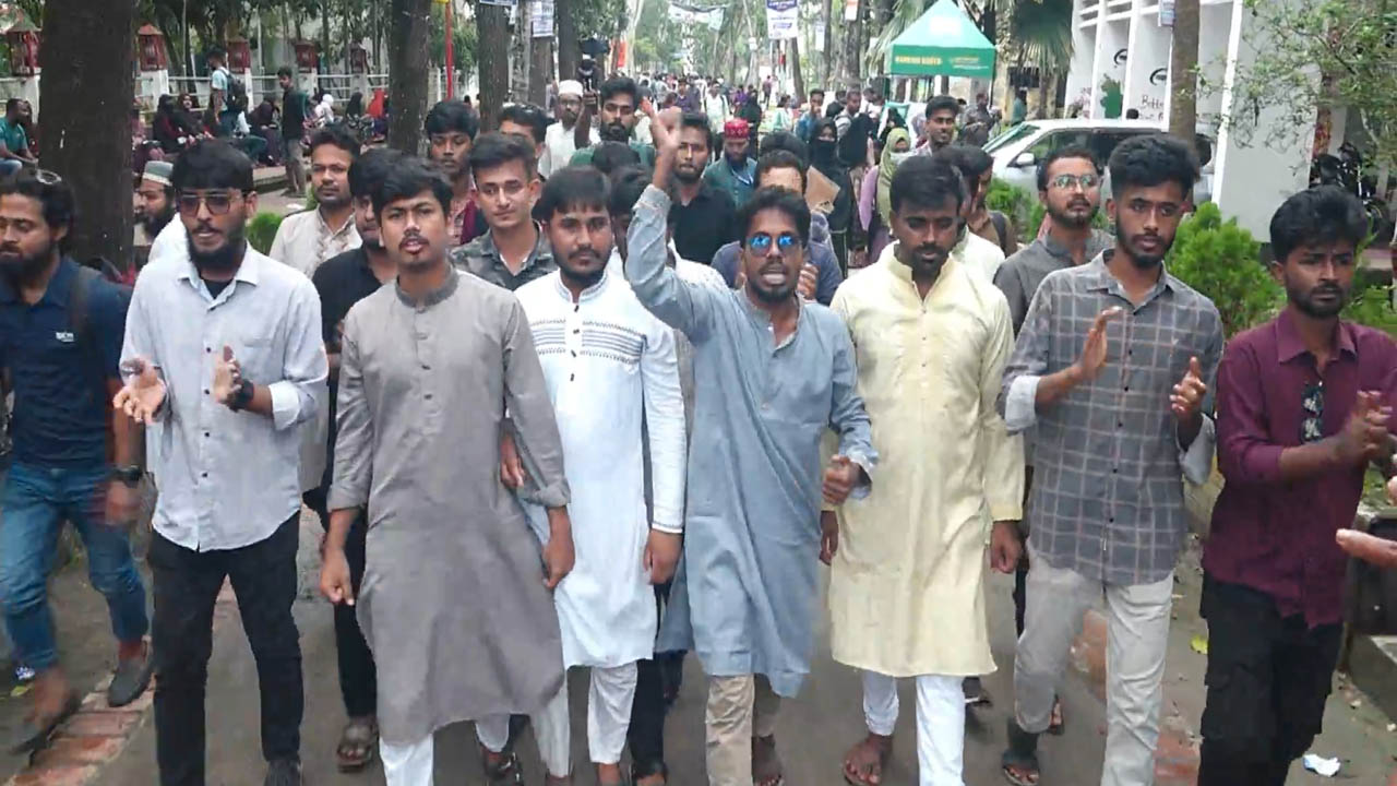বাকসু নির্বাচনের দাবিতে শিক্ষার্থীদের বিক্ষোভ, অংশ নেয়নি ছাত্রদল
