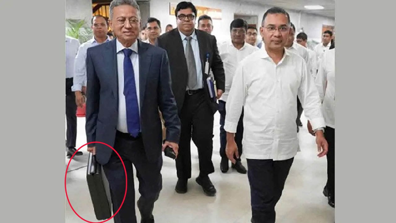 অর্থমন্ত্রী কেন ব্রিফকেস নিয়ে সংসদে আসেন, কী থাকে এতে?
