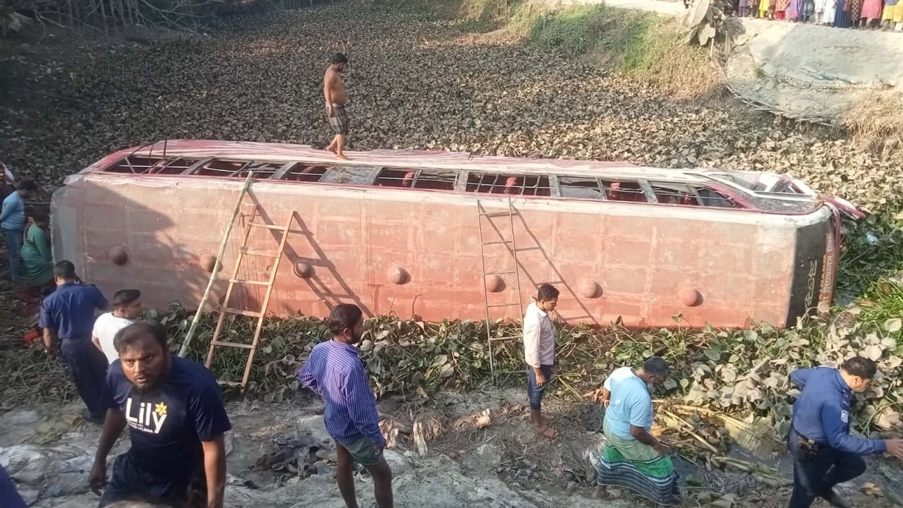 নিয়ন্ত্রণ হারিয়ে বাস উল্টে ডোবায়, আহত ২০ যাত্রী