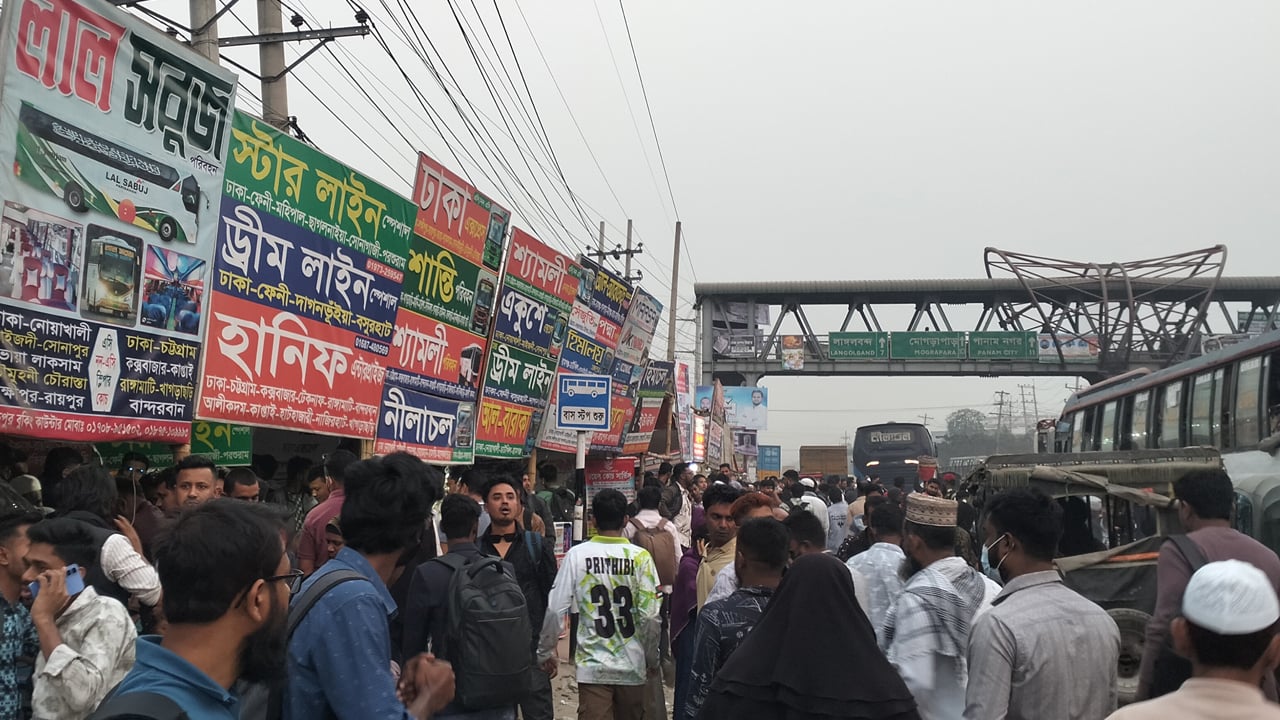 ভোট দিতে বাড়ি ফিরছেন মানুষ, বাস কাউন্টারে উপচে পড়া ভিড়