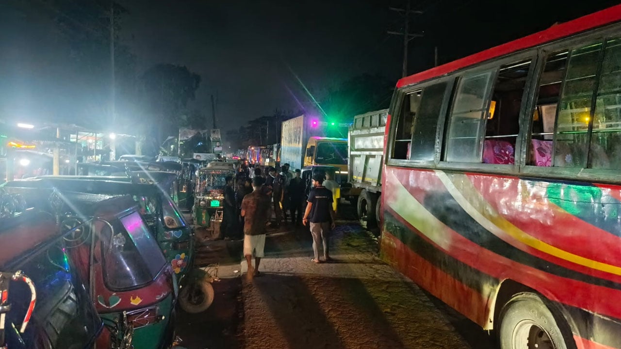 ‎গ্যাসের দাবিতে লক্ষ্মীপুরে সিএনজি চালকদের সড়ক অবরোধ