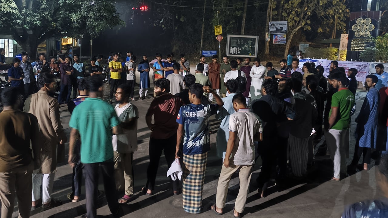 চবিতে সাংবাদিকসহ চার শিক্ষার্থী আহতের ঘটনায় চাকসুর বিক্ষোভ