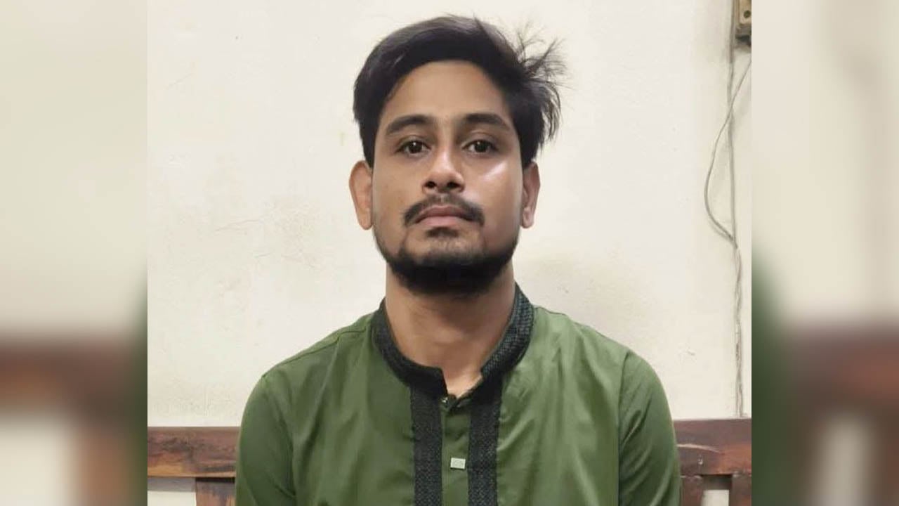 ভারতীয় মাদকসহ আটক রাবি ছাত্রদল নেতাকে আদালতে প্রেরণ
