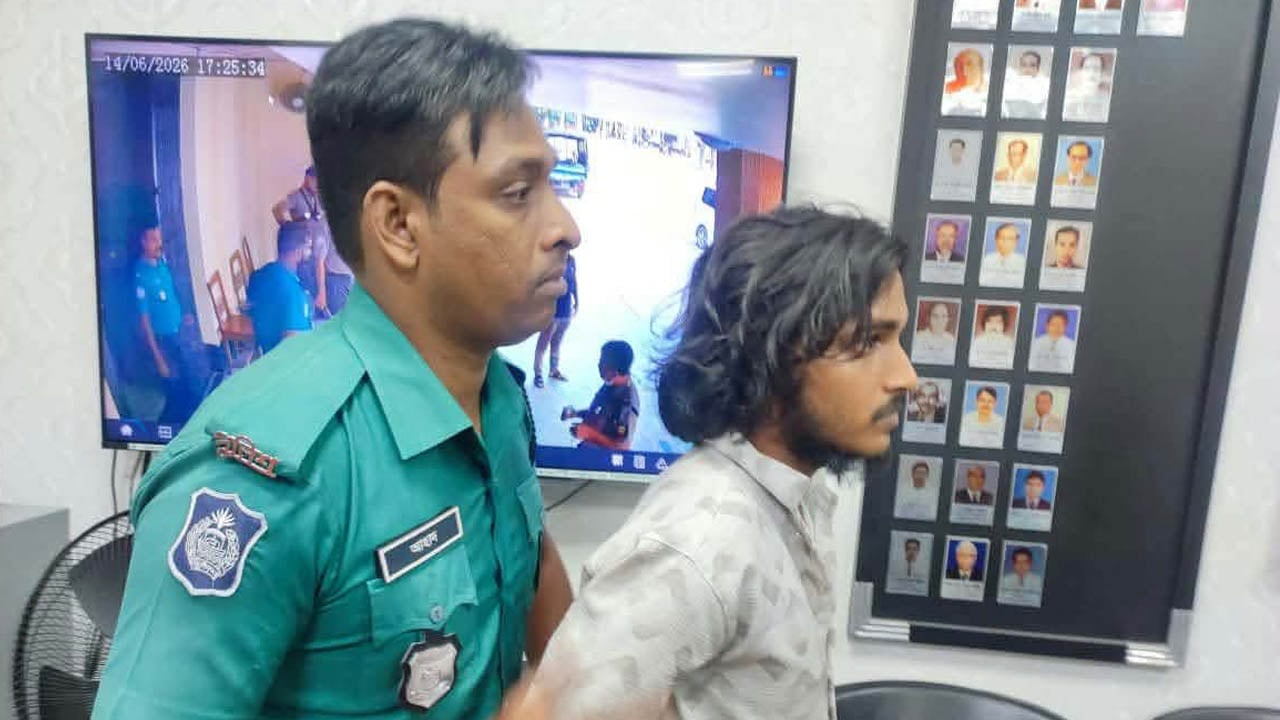 রাবিতে নিষিদ্ধ ছাত্রলীগ নেতা আটক, পুলিশে সোপর্দ