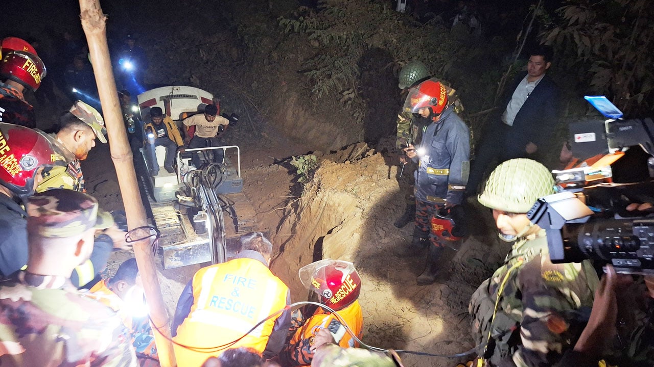 ৪ ঘণ্টা পর গভীর নলকূপের গর্ত থেকে শিশু মিসবাহ উদ্ধার